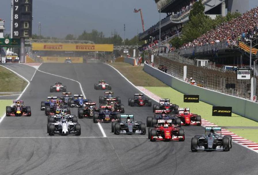 Il via del GP di Spagna, con Rosberg, sulla destra, che precede il gruppo. Reuters